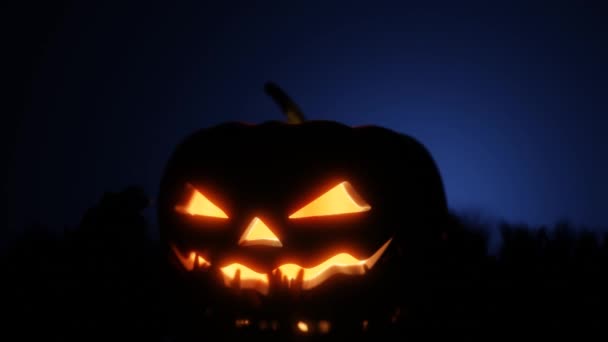 Pumpkins Graveyard Spooky Night Une Hache Coupe Une Citrouille Sur — Video