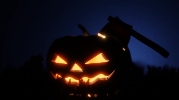Pumpkins Graveyard Spooky Night Une Hache Coupe Une Citrouille Sur — Video