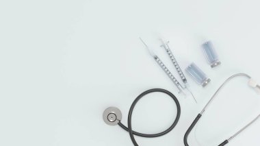 İlaç seti. Aşı konsepti. Sağlık ve güzellik. Şişeli, ampullü ve steteskoplu şırınga. Aşı beyaz arka planda ayarlandı. 3d resimleme.