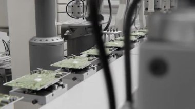 Geleceği düşün. Parlak Elektronik Fabrikasında Yüksek Hassas Robot Kolları. Tam Otomatik Modern PCB Assembly Line. Devre Panosuna Bileşen Kurulumu. Elektronik Cihazlar Üretim Endüstrisi. 3d hazırlayıcı