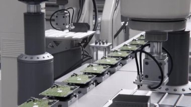 Geleceği düşün. Parlak Elektronik Fabrikasında Yüksek Hassas Robot Kolları. Tam Otomatik Modern PCB Assembly Line. Devre Panosuna Bileşen Kurulumu. Elektronik Cihazlar Üretim Endüstrisi. 3d hazırlayıcı