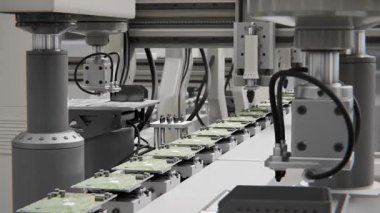 Geleceği düşün. Parlak Elektronik Fabrikasında Yüksek Hassas Robot Kolları. Tam Otomatik Modern PCB Assembly Line. Devre Panosuna Bileşen Kurulumu. Elektronik Cihazlar Üretim Endüstrisi. 3d hazırlayıcı