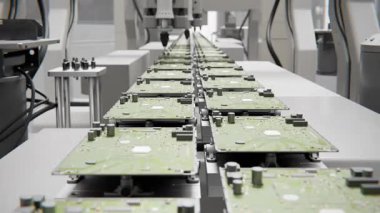 Geleceği düşün. Parlak Elektronik Fabrikasında Yüksek Hassas Robot Kolları. Tam Otomatik Modern PCB Assembly Line. Devre Panosuna Bileşen Kurulumu. Elektronik Cihazlar Üretim Endüstrisi. 3d hazırlayıcı