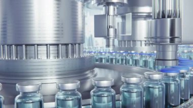 Tıbbi damlalar, insülin ya da ampul üretimi için bir fabrika. Şişeleri salin veya aşı ile paketlemek için sıra. 3d canlandırma döngüsü oluşturuldu