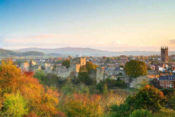 Shropshire, İngiltere 'deki Ludlow Kalesi' nde sonbahar gündoğumu Whitcliffe Common 'dan alındı