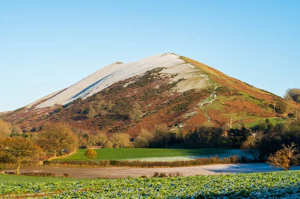 Shropshire Hills 'in Olağanüstü Doğal Güzellik Bölgesi' nin (AONB) bir parçası olan Church Stretton 'daki Lawley Tepesi' ne hafif bir kar yağdı.)
