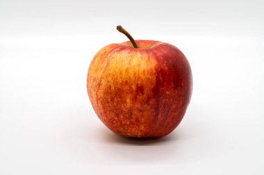 Beyaz arka plan üzerinde izole taze Gala elma