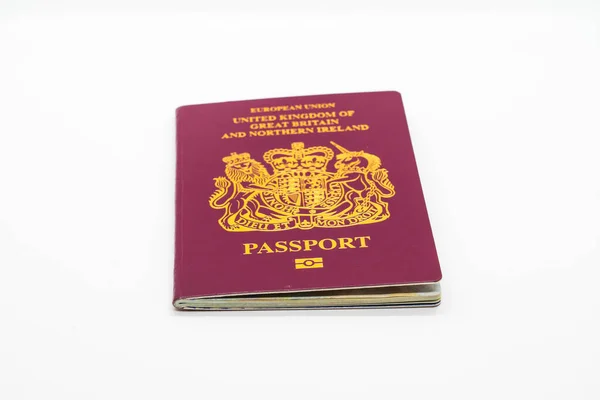 Birleşik Krallık veya Büyük Britanya ve Kuzey İrlanda pasaportu beyaz arka planda izole edildi