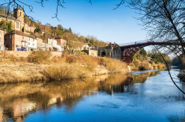 Ironbridge, Shropshire, İngiltere - 13 Şubat 2023: İngiltere 'nin Shropshire kentindeki Severn Nehri üzerindeki tarihi Ironbridge Köprüsü