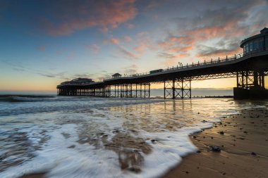 Kuzey Norfolk 'ta Cromer İskelesi' nde güneşli bir Eylül sabahı