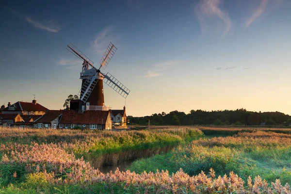 Cley Windmill 'de günbatımı renkleri Norfolk, İngiltere' deki Cley köyünde.