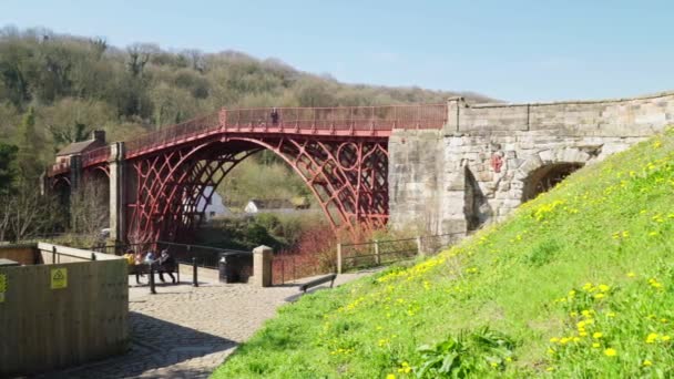 イギリス シュロップシャー州アイアンブリッジ2023年4月4日 イギリス シュロップシャー州アイアンブリッジ 英語版 のセヴァーン川に架かる歴史的鉄橋のパノラマ写真 — ストック動画