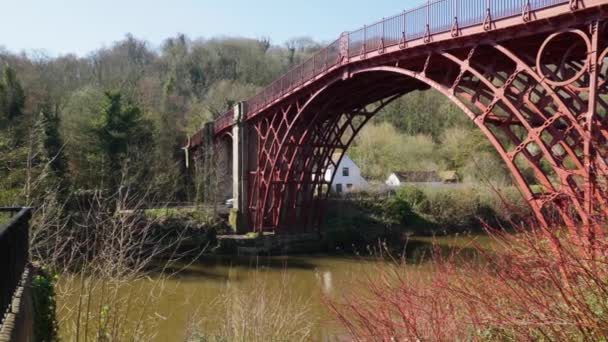 イングランド シュロップシャー州アイアンブリッジ 2023年4月4日 イギリス シュロップシャー州アイアンブリッジの7月7日に渡る歴史的な鉄橋のパノラマ写真 — ストック動画