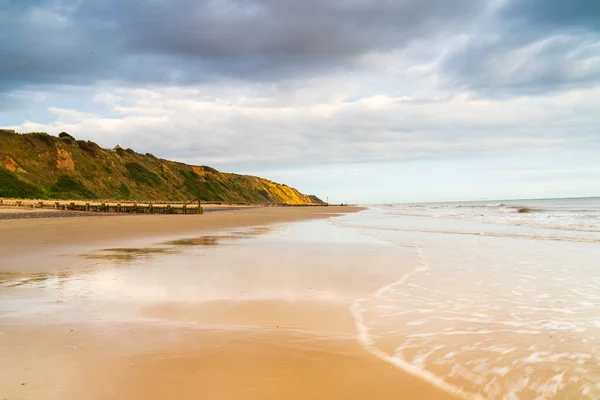 Παλίρροια Υποχωρεί Μια Άδεια Παραλία Στο Mundesley North Norfolk Ξημέρωμα — Φωτογραφία Αρχείου