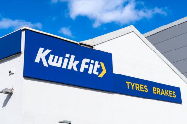 Wolverhampton, İngiltere - 29 Mart 2024: Araba bakım ve onarım şirketi Kwik Fit 'in dış tabela ve logosu
