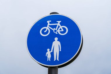 Birleşik Krallık Yolu tabelası, insanlar yürüyor ve bisiklete biniyor.