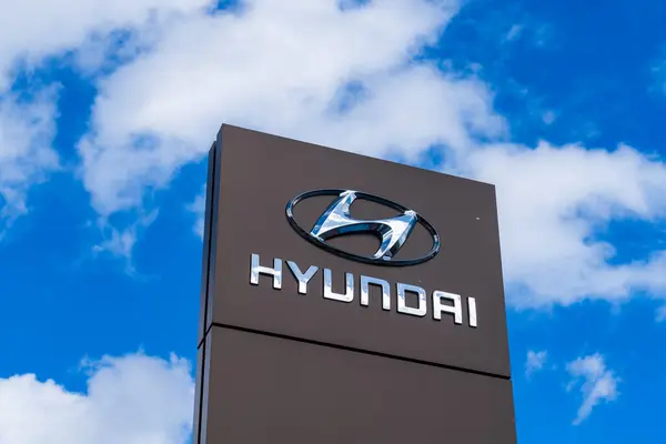Wolverhampton, İngiltere - 29 Mart 2024: Hyundai bir araba galerisinde dış tabela