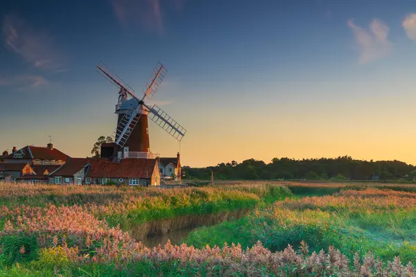 Cley Windmill 'de günbatımı renkleri Norfolk, İngiltere' deki Cley köyünde.