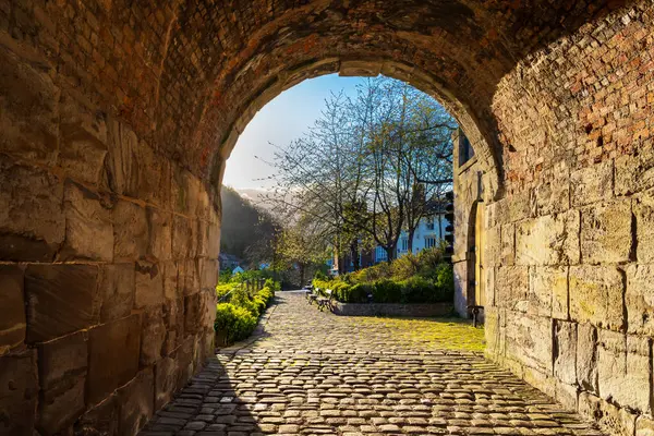 Ironbridge, Shropshire 'daki Demir Köprü' nün altındaki kısa bir tünelden bakıyorum.