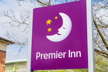 Wolverhampton, İngiltere 11 Nisan 2024: İngiltere merkezli bir otel zinciri olan Premier Inn otelinin dış tabelaları