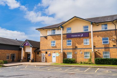 Wolverhampton, İngiltere 11 Nisan 2024: İngiltere merkezli bir otel zinciri olan Premier Inn otelinin dış tabelaları