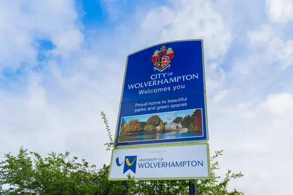Wolverhampton, İngiltere 11 Nisan 2024: Wolverhampton Üniversitesi logosu da dahil olmak üzere Wolverhampton tabela tahtasına hoş geldiniz