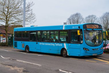 BridgNorth, İngiltere 12 Nisan 2024: Arriva tek katlı mavi otobüs BridgNorth, Shropshire, İngiltere 'ye geliyor. Toplu taşıma otobüsü