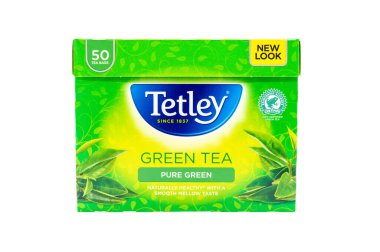 Wolverhampton, İngiltere 12 Nisan 2024: Tetley Yeşil Çay paketi beyaza izole edilmiş ve kolay seçim için kırpma maskesi içeriyor