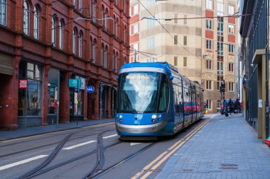 Birmingham, İngiltere 16 Nisan 2024: Birmingham tramvayı Stephenson Caddesi üzerinde