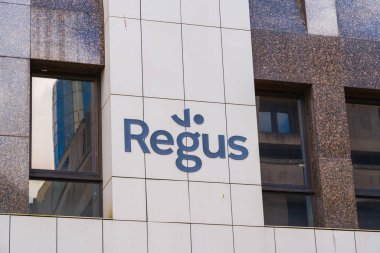 Birmingham, İngiltere 16 Nisan 2024: Hizmet verilen ofis şirketi Regus 'un dış tabelaları