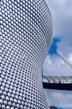 Birmingham, İngiltere 16 Nisan 2024: Birmingham, İngiltere 'deki Selfridges binasının modern tasarımı