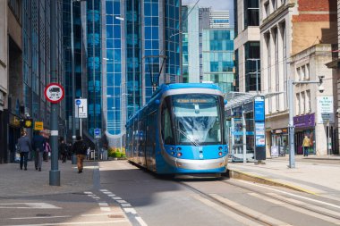 Birmingham, İngiltere 16 Nisan 2024: Birmingham tramvayı şehir merkezinde yüksek binalarla Bull Caddesi 'nden geçiyor  