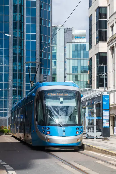 Birmingham, İngiltere 16 Nisan 2024: CAF Urbos 3 tramvayı Birmingham, İngiltere