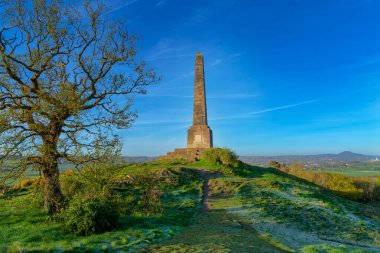 Lilleshall, Shropshire 'daki Sutherland Anıtı, İngiltere' de Wrekin Tepesi 'nin arka planında bulunan dikilitaş