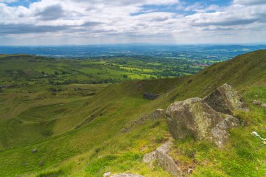 Titterstone Clee 'nin zirvesinden İngiltere' nin Shropshire kentinin kırsal kesimine, Galler sınırına doğru bakın.