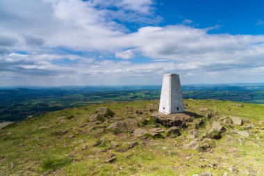 İngiltere 'nin Shropshire kentindeki Titterstone Clee tepesinde trigonometrik nokta veya nirengi noktası.