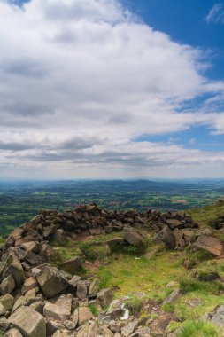 Titterstone Clee 'nin zirvesinde, İngiltere' nin Shropshire kentinde portre yöneliminde kayaların yuvarlak şekli