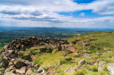 İngiltere 'nin Shropshire kentindeki Titterstone Clee zirvesinde kayaların yuvarlak şekli