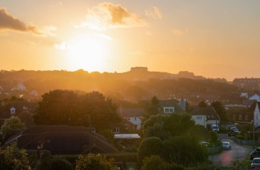 Güneş batarken İngiltere 'nin Kuzey Norfolk' taki Mundesley köyünün günbatımı manzarası