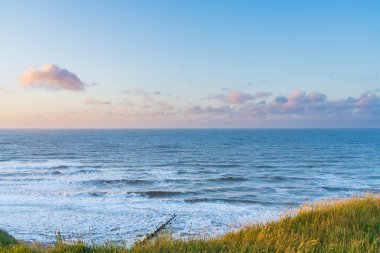 Kuzey Denizi ufkuna Mundesley, Kuzey Norfolk, İngiltere 'deki bir tepeden bakan manzara manzarası