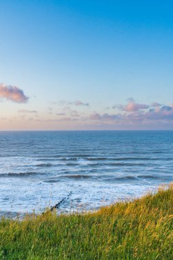 Kuzey Denizi ufkuna Mundesley, Kuzey Norfolk, İngiltere 'de bir uçurum noktasından bakan bir manzara