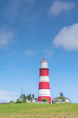 Happisburgh, Kuzey Norfolk 'taki kırmızı ve beyaz deniz feneri Bir bahar günü portre oryantasyonunda