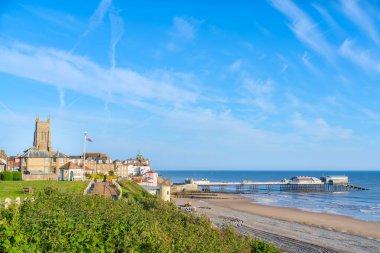 Uçurumdan Cromer Town ve Pier 'in yan görüntüsü.