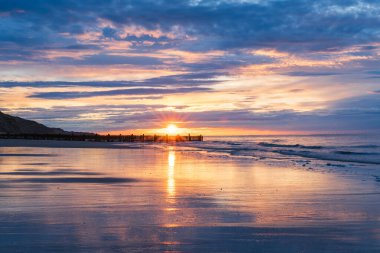 Trimingham sahilinde günbatımının güzel renkleri, İngiltere 'de Norfolk.