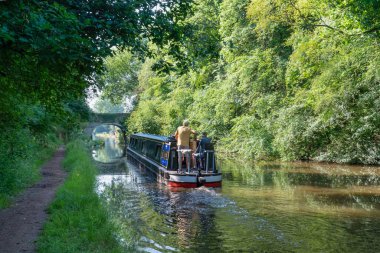 Köprüsü ve mükemmel yansıması olan kanal yolu.