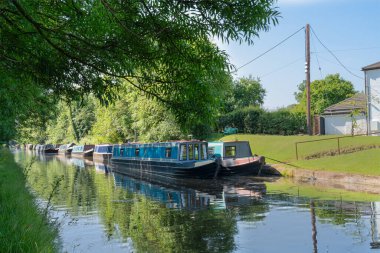 Köprüsü ve mükemmel yansıması olan kanal yolu.
