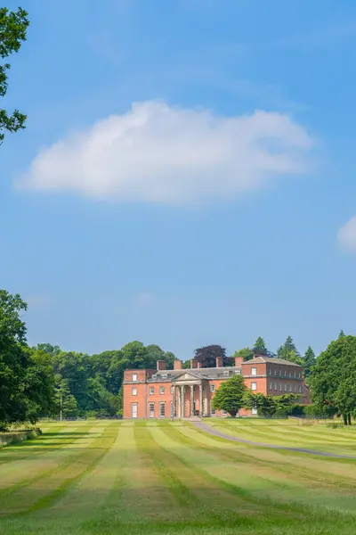 Brewood, Staffordshire, İngiltere - 26 Haziran 2024: Staffordshire, İngiltere 'deki Chillington Hall' un portre yönelimi manzarası