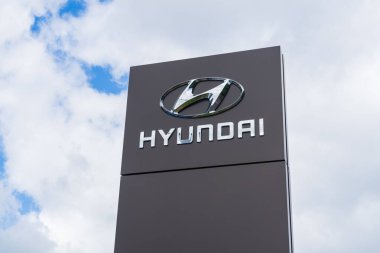 Telford, İngiltere - 8 Temmuz 2024: Hyundai motor şirketi logosu ve ismi bir otomobil galerisinin önünde