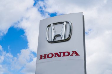 Telford, İngiltere - 8 Temmuz 2024: Honda motor şirketi logosu ve ismi bir otomobil galerisinin önünde