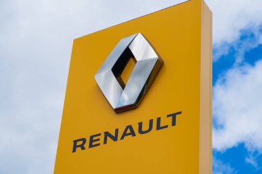 Telford, İngiltere - 8 Temmuz 2024: Renault motor şirketi logosu ve ismi bir otomobil galerisinin önünde